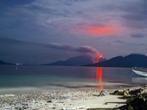 Gunung Lewotobi Laki-laki Muntahkan Lava Sejauh 3,5 Kilometer