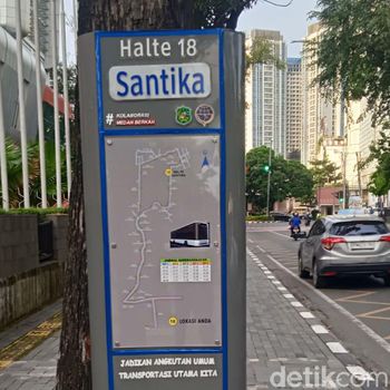 Halte 18 bus listrik yang ada dekat Hotel Santika Medan. (Andika Syahputra/detikSumut)