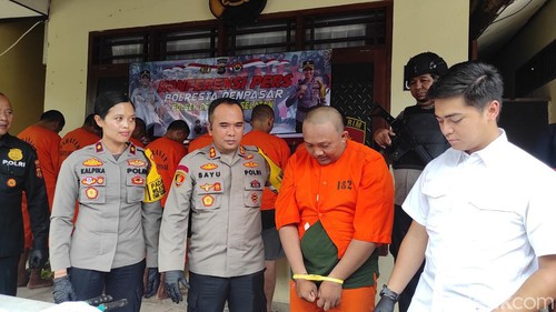 I Putu Bagus Indra Mulia Nugraha, mantan pegawai bank BUMN cabang Kuta Raya yang menjadi tersangka penipuan dan penggelapan uang nasabah KUR saat konferensi pers di Polsek Denpasar Selatan, Kamis (18/1/2024). (I Wayan Sui Suadnyana/detikBali)