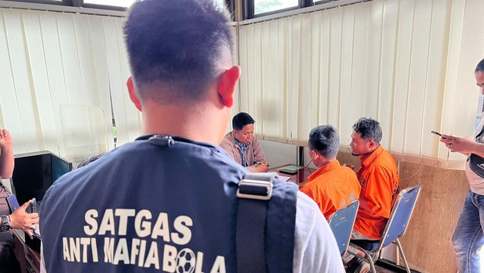 Jaksa memeriksa tersangka pengaturan skor di Kejari Sleman.