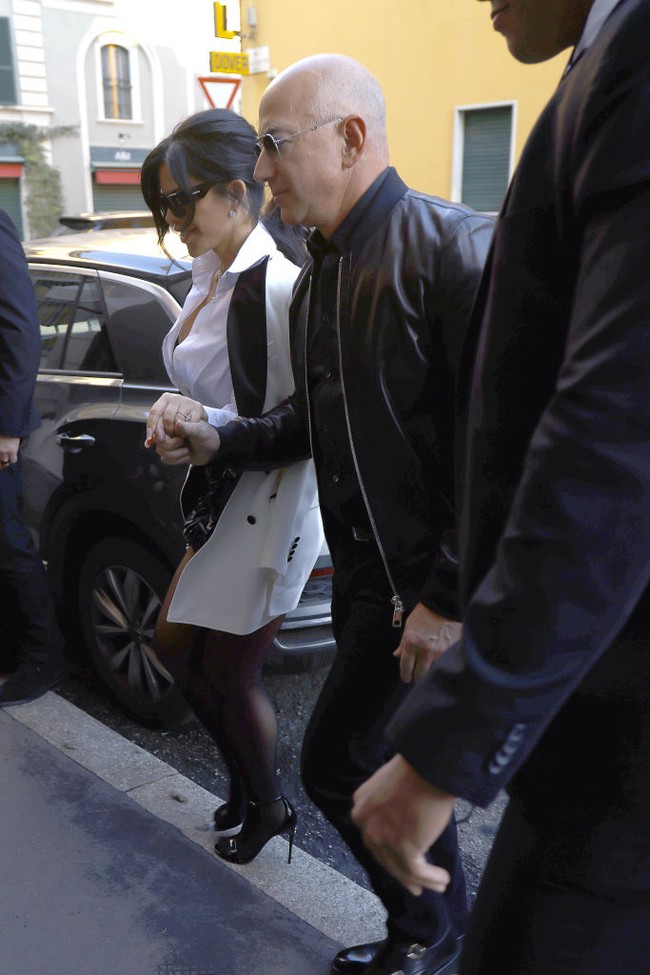 Sedangkan Jeff Bezos yang dijuluki manusia 2.000 triliun karena kekayaannya mencapai angka tersebut, memilih bergaya serba hitam dari ujung kaki sampai mata bos Amazon itu juga ditutup kacamata hitam. Foto: Robino Salvatore/GC Images