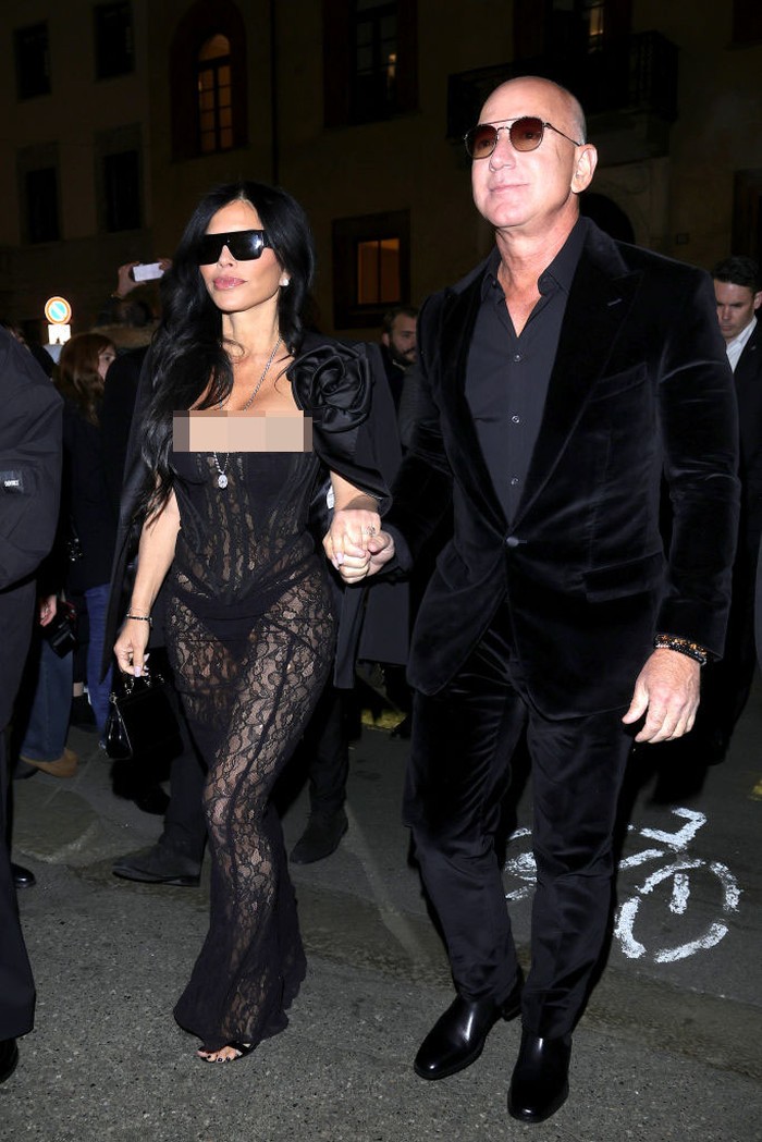 Jeff Bezos dan Lauren Sanchez di Milan Fashion Week 2024-2025 MILAN, ITALY - JANUARY 13: Jeff Bezos and wife Lauren Sanchez are seen during the Milan Fashion Week - Menswear Fall/Winter 2024-2025 on January 13, 2024 in Milan, Italy. (Photo by Robino Salvatore/GC Images)