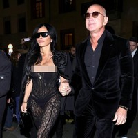 Jeff Bezos dan Lauren Sanchez menonton fashion show Dolce & Gabbana dalam rangka mendukung putra wanita 54 tahun itu. Anak Lauren, Nikko Gonzalez, mengawali debutnya sebagai model dengan berjalan di fashion show Dolce & Gabbana, Milan Fashion Week 2024-2025. Foto: Robino Salvatore/GC Images