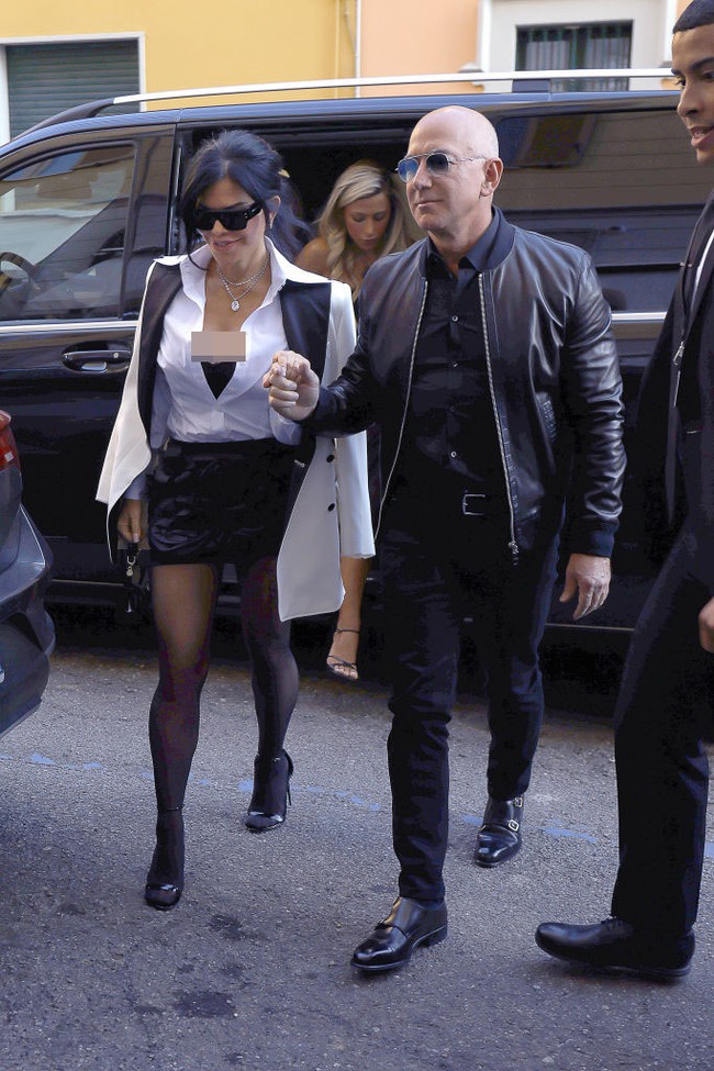 Lauren Sanchez da Jeff Bezos memperlihatkan kemesraan mereka saat hadir menonton fashion show Dolce & Gabbana Fall/Winter 2024-2025. Keduanya tiba di lokasi fashion show dengan bergandengan tangan. Foto: Robino Salvatore/GC Images