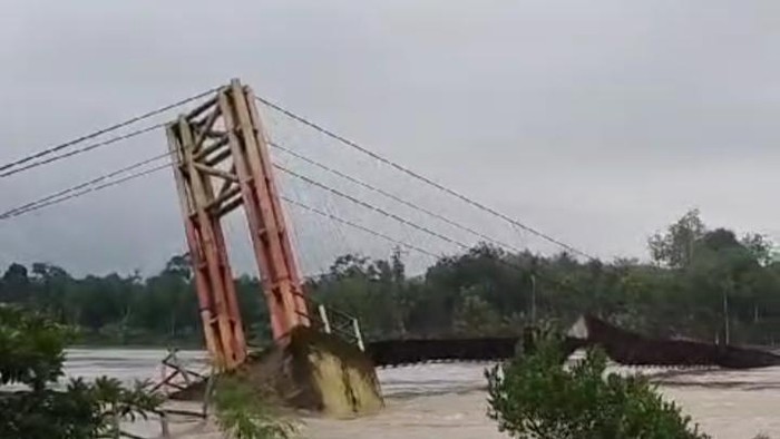 Diterjang Banjir Jembatan Gantung Di Sumsel Putus