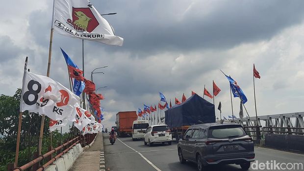 Jembatan Tanggulangin penghubung Kudus-Demak dipenuhi bendera partai politik, Kamis (18/1/2024).