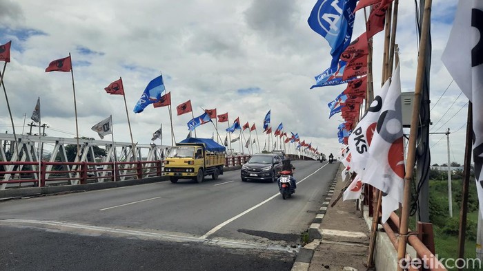 Jembatan Tanggulangin penghubung Kudus-Demak dipenuhi bendera partai politik, Kamis (18/1/2024).