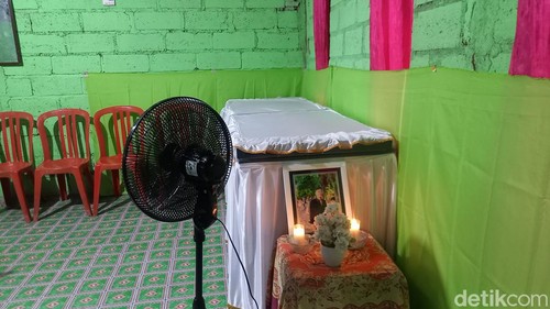 Jenazah Adhi Putra Krismawan, korban pengeroyokan di Kelurahan Sempidi, Kecamatan Mengwi, Badung, Bali, kini sudah berada di rumah duka, Kamis (18/1/2024). (Foto: Made Wijaya Kusuma/detikBali)