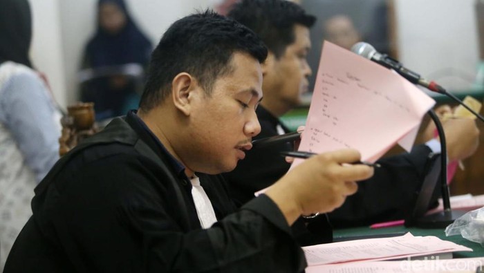 JPU Yustus One Simus Parlindungan saat membacakan tuntutan di sidang pengeroyokan kuli panggul di PN Surabaya.