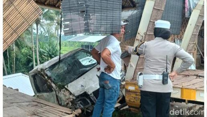 Kanit Gakkum Polres Kuningan Iptu Sri Martino saat olah TKP kecelakaan tunggal GranMax di jalan baru Lingkar Timur Kuningan yang menyebabkan satu penumpang tewas pada Kamis (18/1/2024).