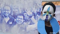 Para peserta aksi menyerahkan dokumen surat terbuka dan Rekomendasi Kebijakan (Policy Brief) yang berisi tuntutan serta hasil analisis kesenjangan kebijakan antara visi misi dan gagasan para calon dengan rekomendasi sains dan kebutuhan Indonesia di sektor iklim dan energi.