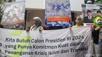 Massa aksi kompak membawa sejumlah atribut seperti spanduk dan poster.
