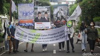 Ini momen saat massa dari Koalisi Power Up menggelar aksi dan upaya audiesi di rumah pemenangan para calon presiden dan wakil presiden 2024.