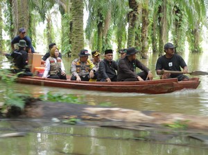 Kapolres Inhu dan Irwasda Polda Riau Susuri Banjir Beri Bantuan