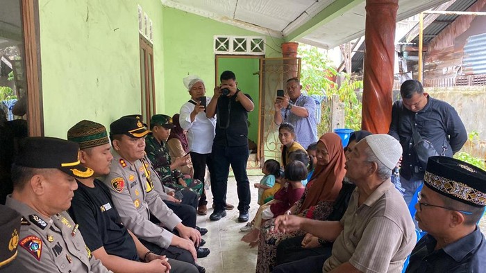 Kapolres Pelabuhan Belawan, AKBP Janton Silaban mendatangi rumah duka remaja inisal RF (17) yang tewas diduga karena kepalanya tertembak di Kecamatan Medan Belawan, Kota Medan. (Dok Polres Pelabuhan Belawan).