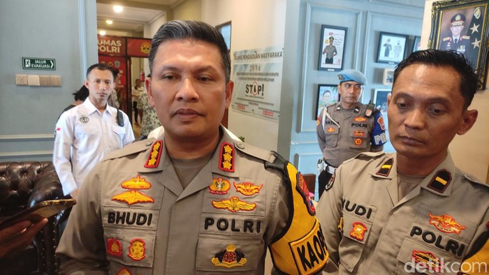 Kapolresta Malang Kota Kombes Pol Budi Hermanto dan tersangka HAD dihadirkan konferensi pers