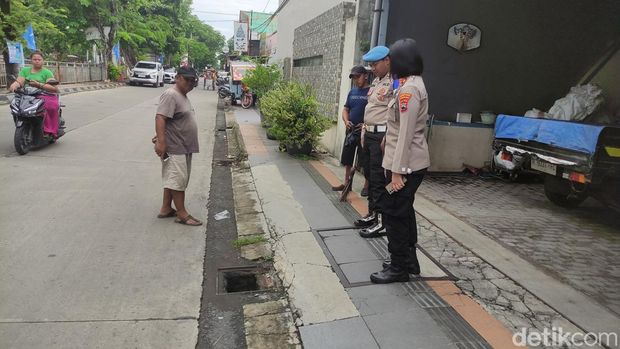 Kapolsek Pedurungan melihat lokasi pencurian penutup selokan di Tlogosari, Semarang, Kamis (18/1/2024).