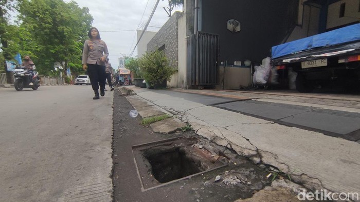 Kapolsek Pedurungan melihat lokasi pencurian penutup selokan di Tlogosari, Semarang, Kamis (18/1/2024).