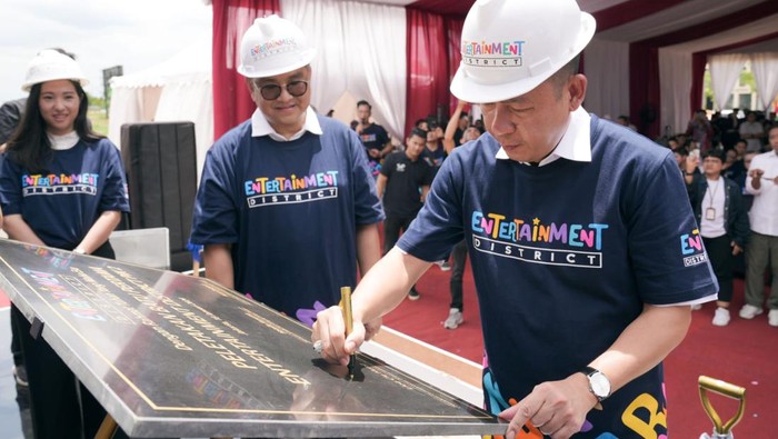 Entertainment District akan segera hadir di Pantai Indah Kapuk (PIK) 2, Jakarta Utara. Ini adalah kawasan gaya hidup terbaru untuk keluarga. Groundbreaking Ceremony-nya berlangsung pada Kamis (18/1) dan dihadiri sejumlah pihak.