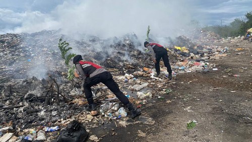 Gunungan sampah di Tempat Pembuangan Akhir (TPA) Jungut Batu di Pulau Lembongan, Kecamatan Nusa Penida, Klungkung kembali terbakar, Kamis (17/1/2024). (Foto : istimewa).