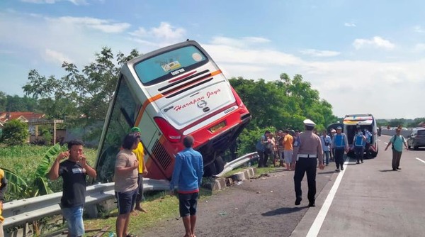 Kecelakaan Bus Harapan Jaya Tabrak Mobil Pecah Ban di Tol Sumo KM 718