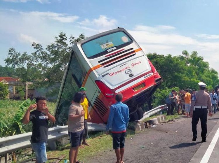 Kecelakaan Bus Harapan Jaya Tabrak Mobil Pecah Ban di Tol Sumo KM 718