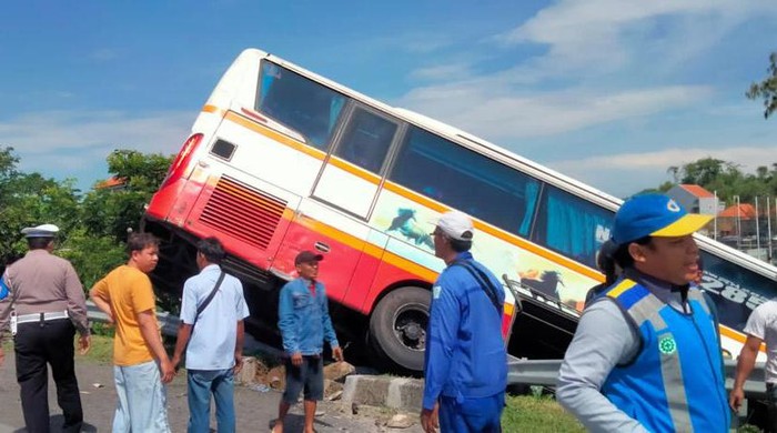 Kecelakaan Bus Harapan Jaya di Tol Mojokerto-Surabaya