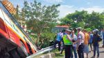 Kecelakaan Bus Harapan Jaya Tabrak Mobil Pecah Ban di Tol Sumo KM 718