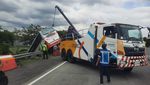Kecelakaan Bus Harapan Jaya Tabrak Mobil Pecah Ban di Tol Sumo KM 718