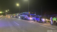 Satu bus yang mengalami kecelakaan di Tol Ngawi saat ini masih menunggu proses evakuasi.