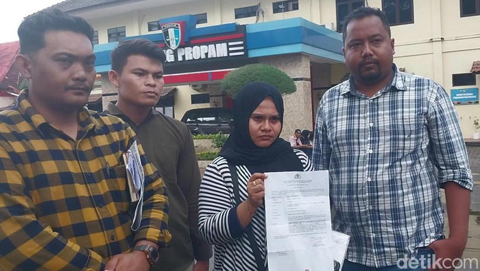 Keluarga RF dan kuasa hukum membuat laporan ke Propam Polda Sumut. (Foto: Finta Rahyuni/detikSumut).