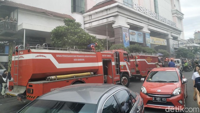 Kepulan asap muncul dari basemen Pasar Baru, Kota Bandung, Kamis (18/1/2024)
