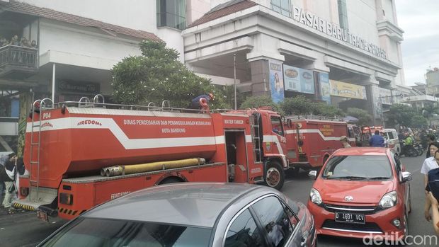 Kepulan asap muncul dari basemen Pasar Baru, Kota Bandung, Kamis (18/1/2024)