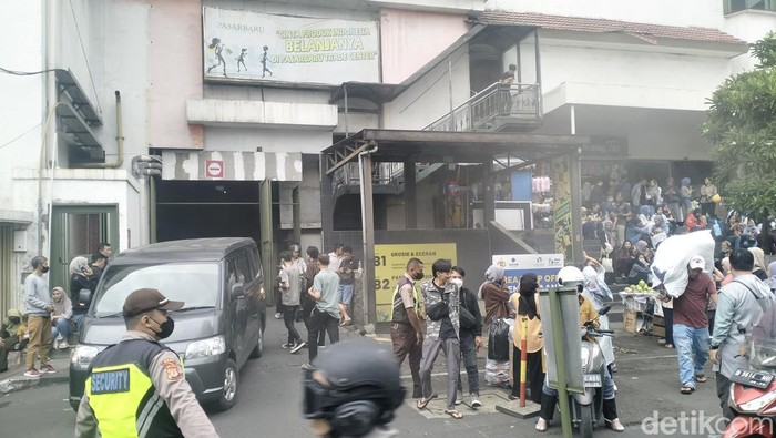 Kepulan asap muncul dari basemen Pasar Baru, Kota Bandung, Kamis (18/1/2024)