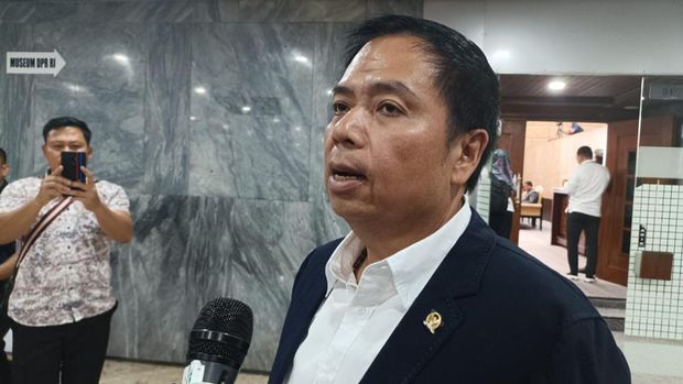 Ketua Komisi V DPR Lasarus.