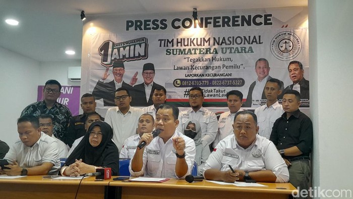 Ketua THN AMIN Sumut Yance Aswin saat konferensi pers di Sekretariat TKD AMIN Sumut (Nizar Aldi/detikSumut)