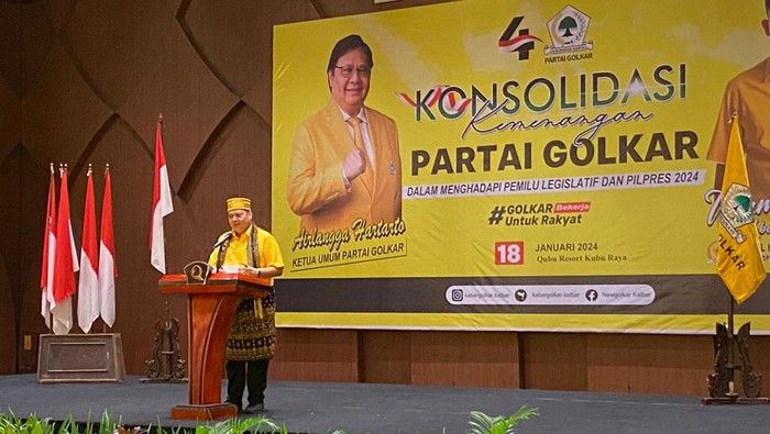 Ketua Umum Partai Golkar Airlangga Hartarto menghadiri konsilidasi Partai Golkar di Pontianak, Kalimantan Barat, Kamis (18/1/2024).