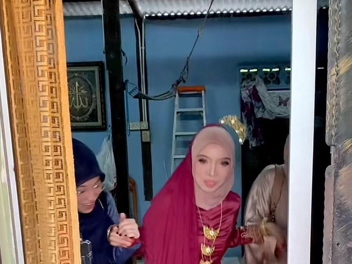 Kisah cinta wanita yang dulu ditinggal pergi dan merasa disia-siakan oleh mantan suami. Kini menikah dengan pria yang tulus mencintainya. Kisah keduanya langsung viral di TikTok.