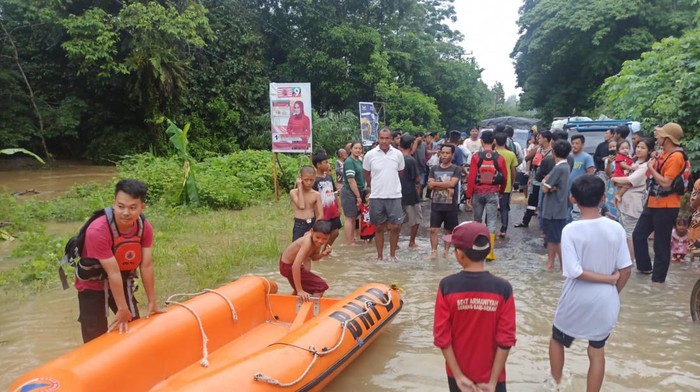 Kondisi banjir di PALI diperkirakan tutup jalan sepanjang 2 Km.