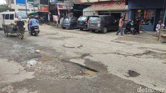 Kondisi Jalan Segaran yang rusak dan berlobang di Palembang.