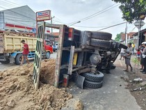 Nahas Eko Tertimpa Dump Truk Pengangkut Pasir di Cirebon