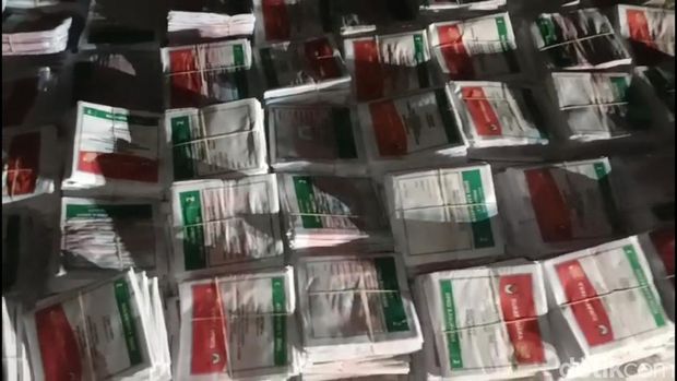 Kondisi surat suara yang basah akibat atap gudang KPU Pemalang bocor, Kamis (18/1/2024).
