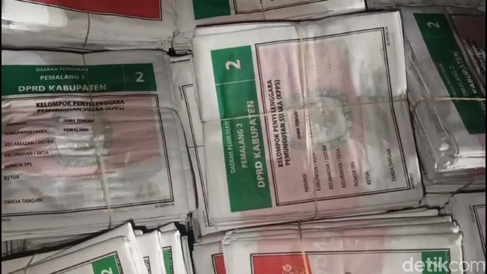 Kondisi surat suara yang basah akibat atap gudang KPU Pemalang bocor, Kamis (18/1/2024).