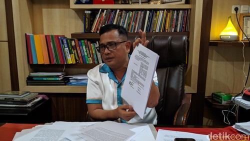 Kuasa hukum investor Maritha Caroline, Asmuni, menunjukkan surat gugatan yang dilayangkan ke Pemprov NTB, Kamis (18/1/2024). (Foto: Ahmad Viqi/detikBali)