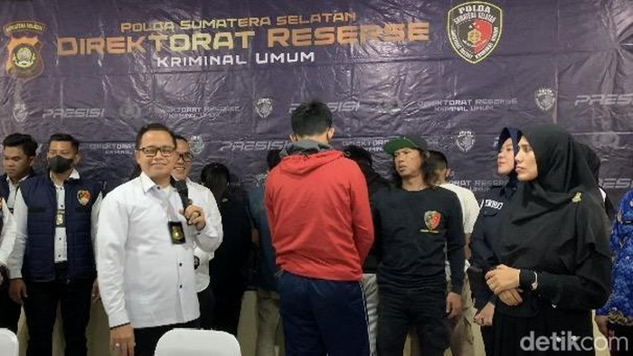KV (hodie merah) wasit berpistol di kasus gadis duel bercelurit di TPU, menjadi tersangka.
