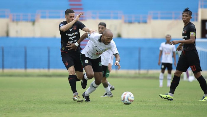 Laga uji coba PSS Sleman vs Persis Solo di Stadion Sultan Agung, Bantul, Kamis (18/1/2024).