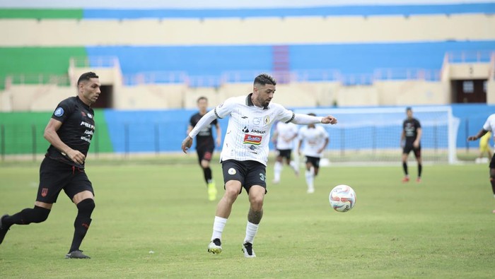 Laga uji coba PSS Sleman vs Persis Solo di Stadion Sultan Agung, Bantul, Kamis (18/1/2024).