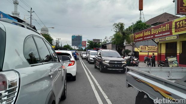 Kondisi lalu lintas padat di sekitar Viaduk Gilingan, pukul 16.51 WIB, Kamis (18/1/2024).