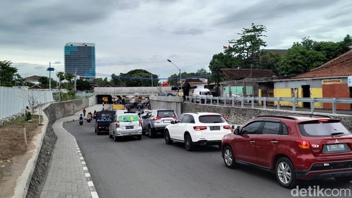 Kondisi lalu lintas padat di sekitar Viaduk Gilingan, pukul 16.51 WIB, Kamis (18/1/2024).