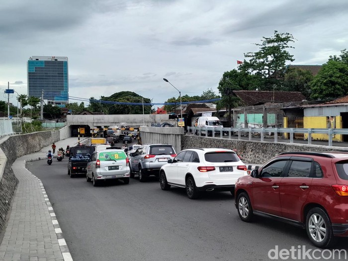 Kondisi lalu lintas padat di sekitar Viaduk Gilingan, pukul 16.51 WIB, Kamis (18/1/2024).